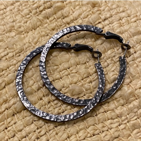 Elegant Black Flat Hammered Metal Hoop Pierced Earrings - Picture 2 of 3